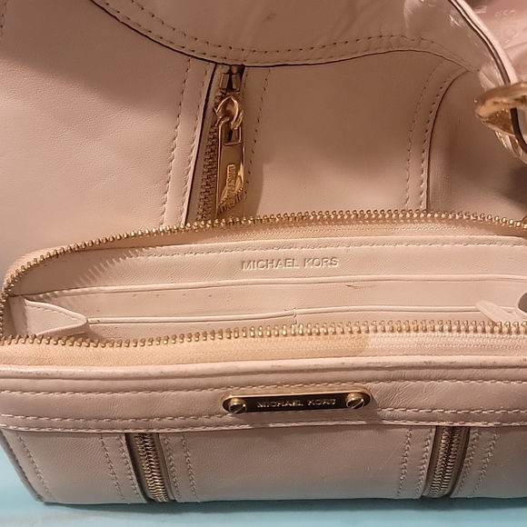 Micheal  kors used purse and wallet - Picture 10 of 12